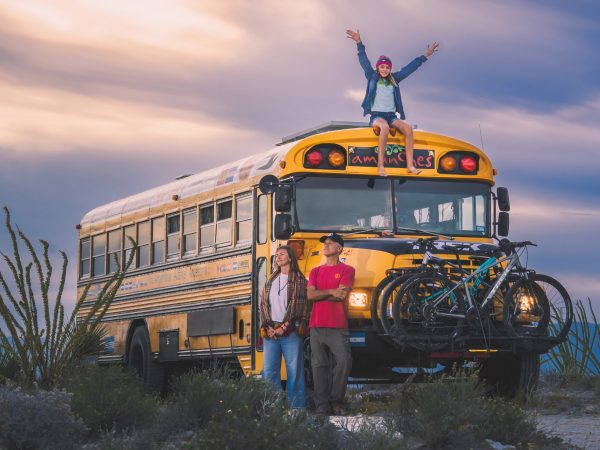 Vivere viaggiando in uno scuolabus: come creare una famiglia alternativa