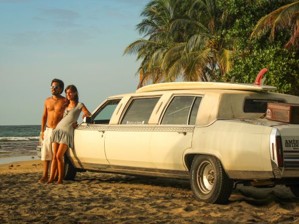 Da 4 anni viaggiano l'America con una vecchia limousine-La storia di Lucas e Florencia