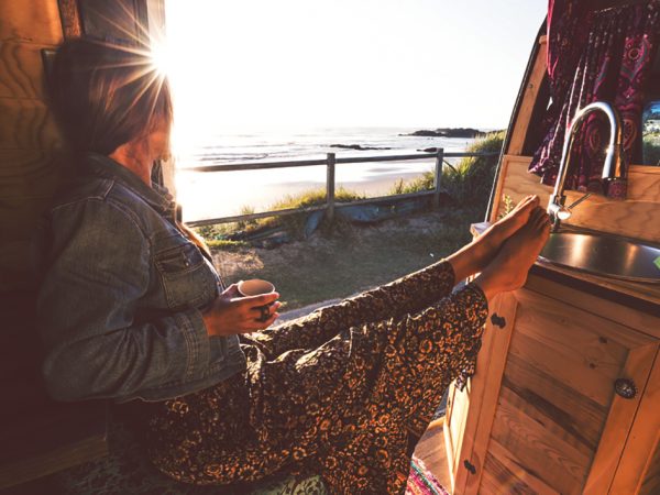 Consigli per vivere in un furgone camperizzato: una vita libera e meno costosa