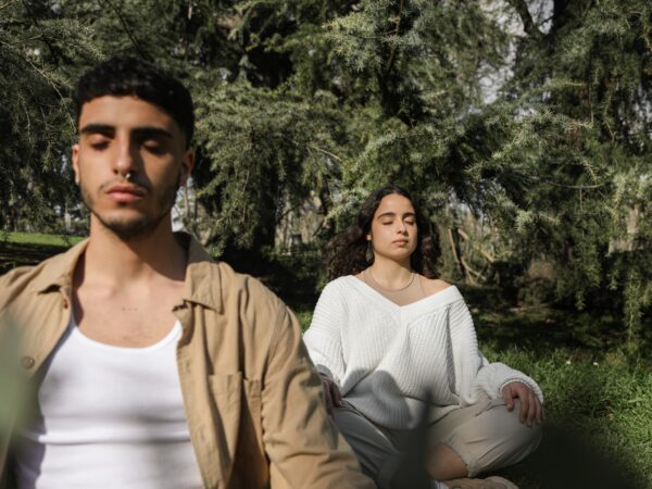 Vipassana: la meditazione per "guardare attraverso"