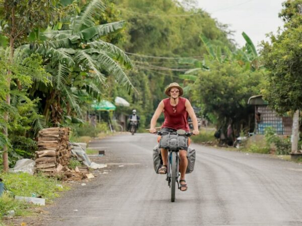 Viaggio in bici e volontariato in Asia: la grande umanità di Jacopo